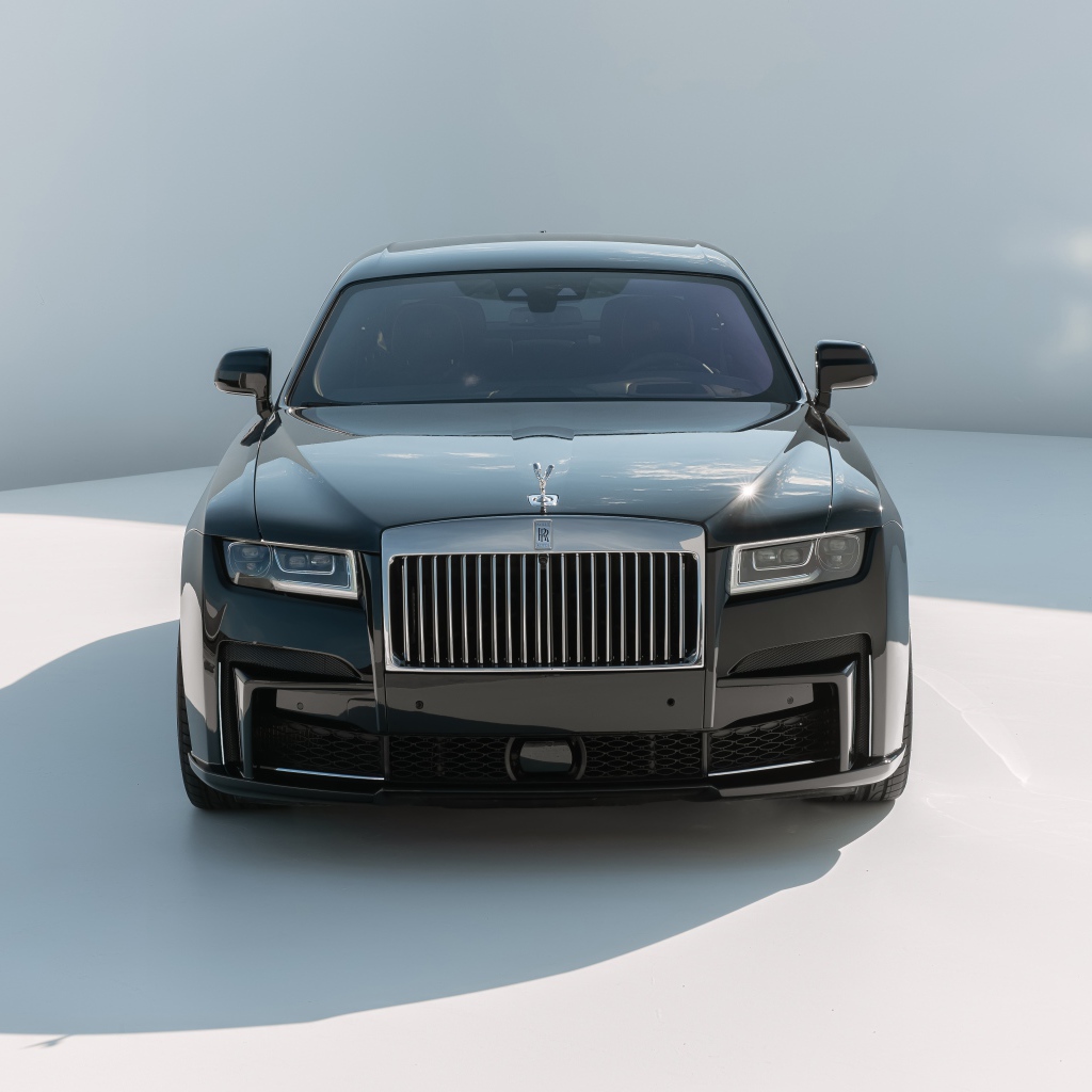 Автомобиль Rolls-Royce Ghost 2021 года на сером фоне