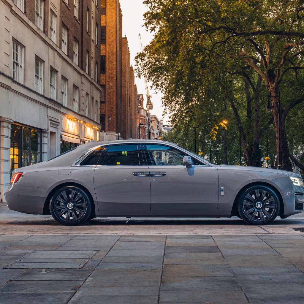 Автомобиль Rolls-Royce Ghost 2021 года вид сбоку