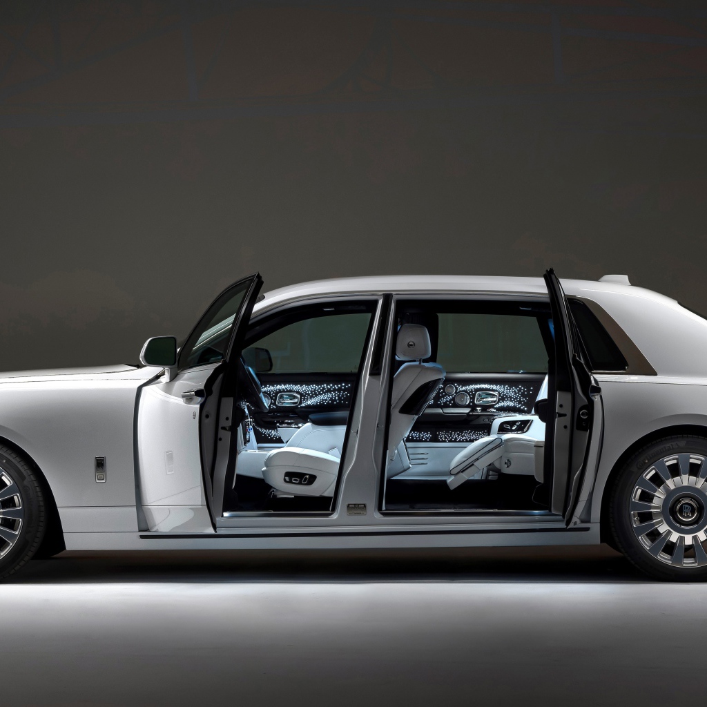 Престижный автомобиль Rolls-Royce Phantom EWB 2022 года