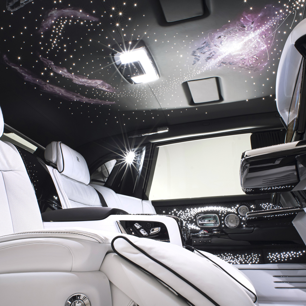 Белый кожаный салон автомобиля Rolls-Royce Phantom 2022 года
