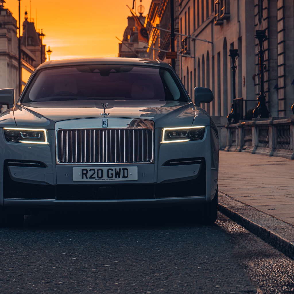 Дорогой автомобиль Rolls-Royce Ghost 2021 года вид спереди