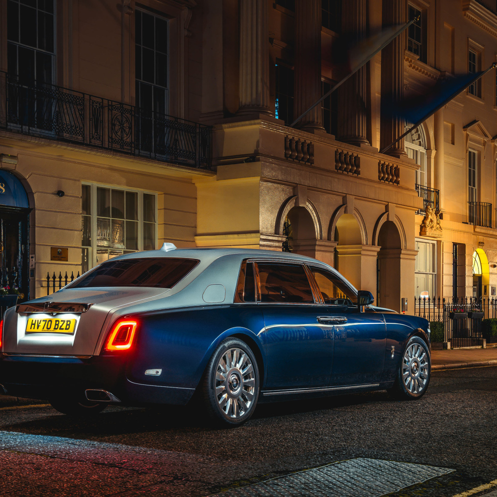 Дорогой автомобиль Rolls-Royce Phantom Extended, 2021 года вид сзади