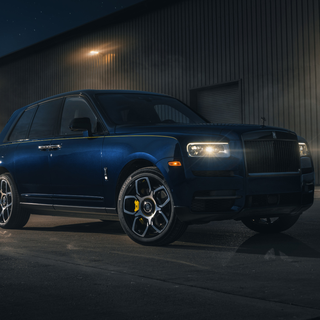 Дорогой стильный внедорожник Rolls-Royce Cullinan Black Badge 2021 года