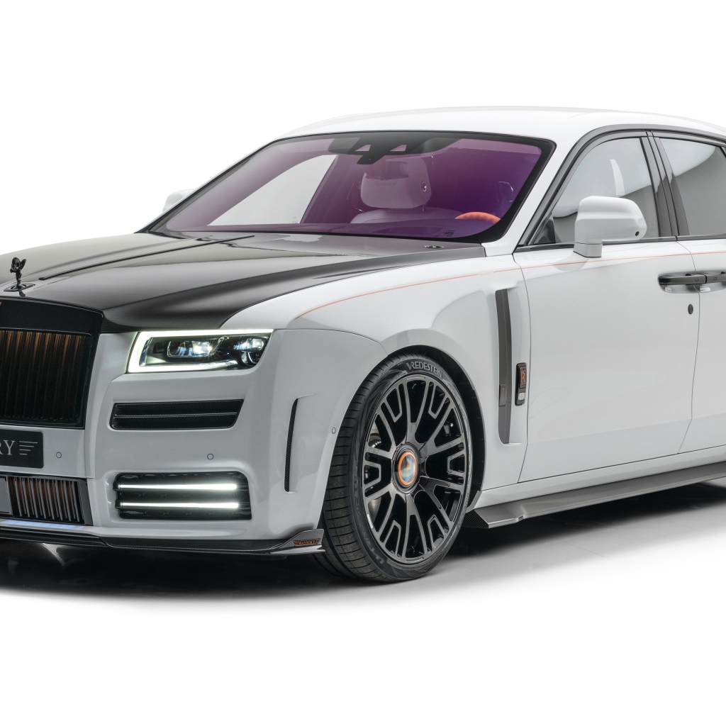Серый автомобиль Mansory Rolls-Royce Ghost 2021 года на белом фоне крупным планом