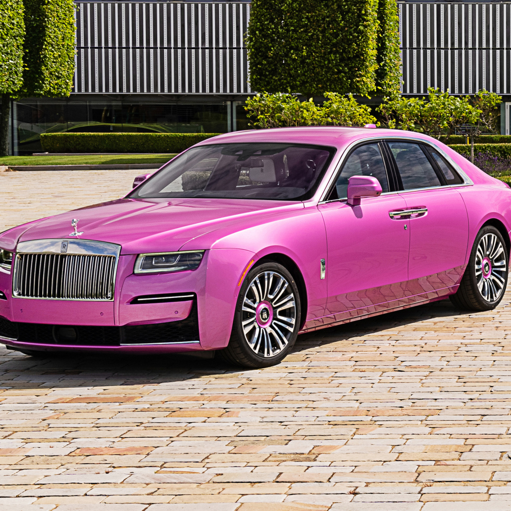 Розовый дорогой автомобиль ROLLS-ROYCE Cullinan, 2021 года