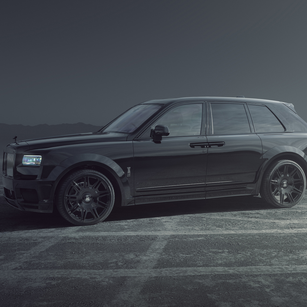 Автомобиль Rolls-Royce Cullinan, 2021 года в тумане