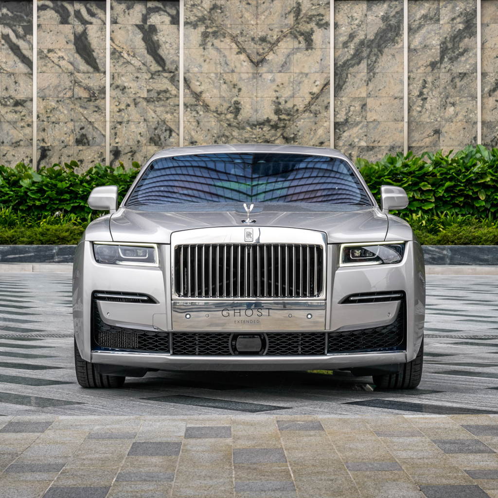 Серебристый Rolls-Royce Ghost EWB 2021 года вид спереди