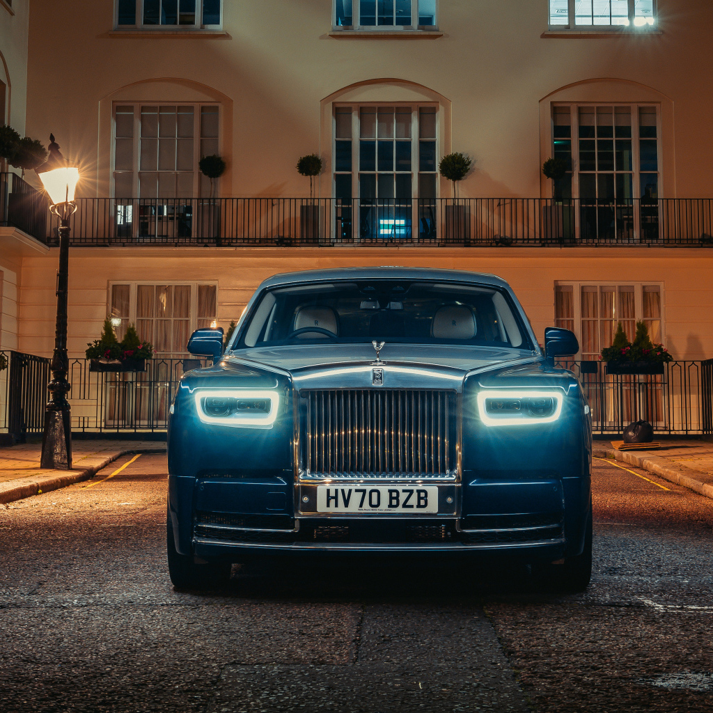 Стильный автомобиль Rolls-Royce Phantom Extended, 2021 года вид спереди