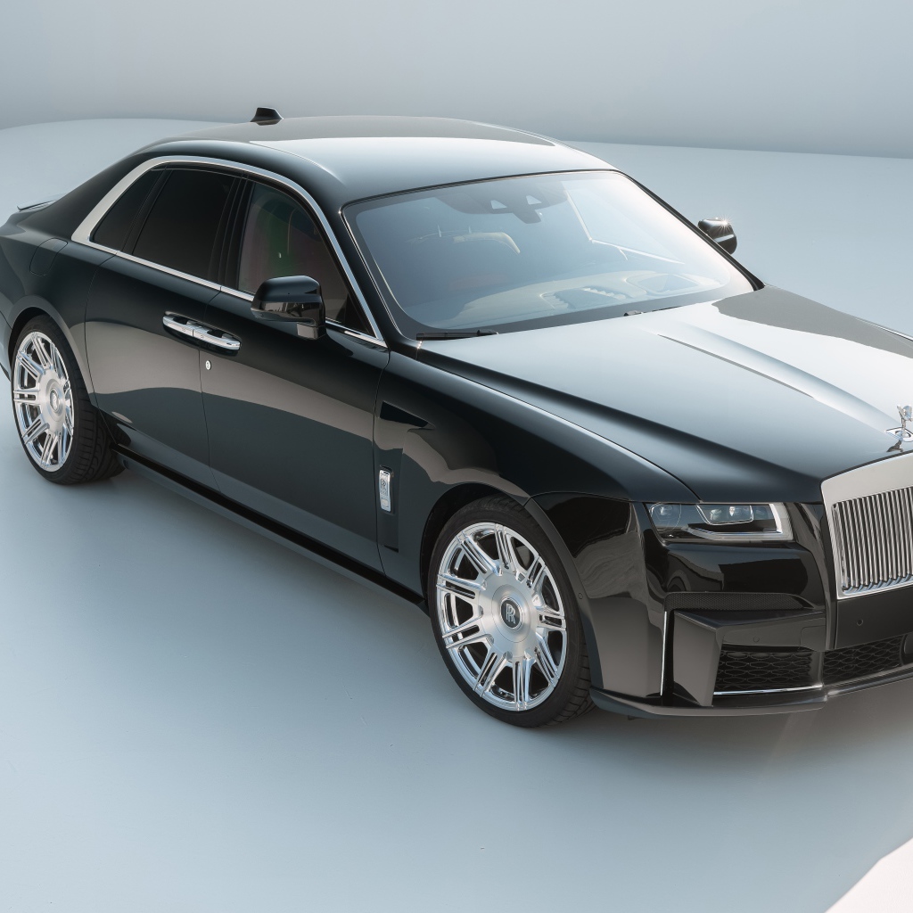 Стильный дорогой автомобиль Rolls-Royce Ghost 2021 года