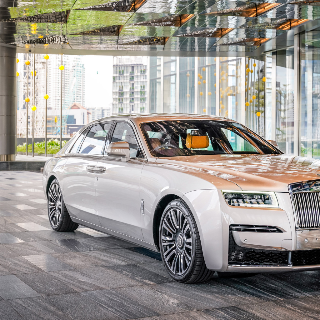 Стильный дорогой автомобиль  Rolls-Royce Ghost EWB 2021 года в здании
