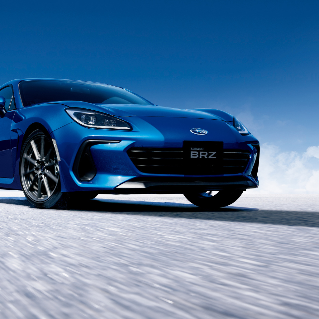 Синий автомобиль Subaru BRZ 2021 года на трассе