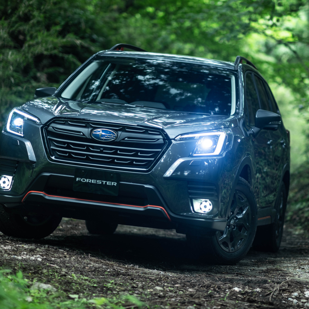 Внедорожник Subaru Forester X-Break 2021 года с включенными фарами