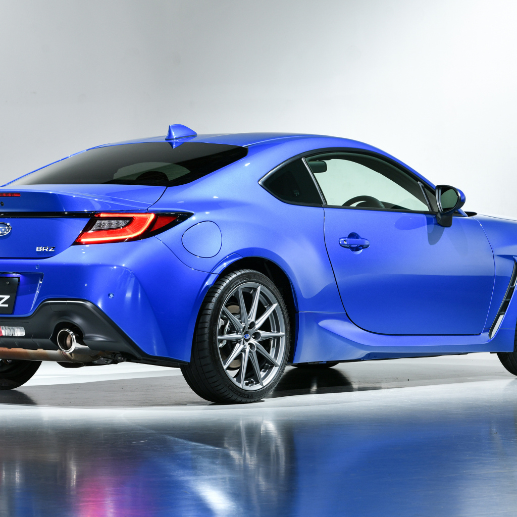 Синий автомобиль Subaru BRZ 2021 года вид сзади