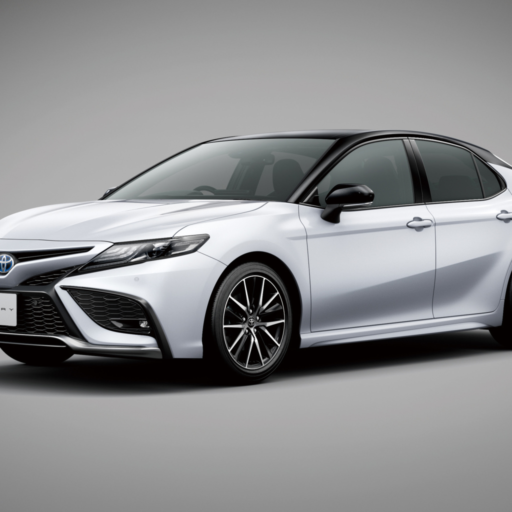 Автомобиль Toyota Camry 2021 года на сером фоне