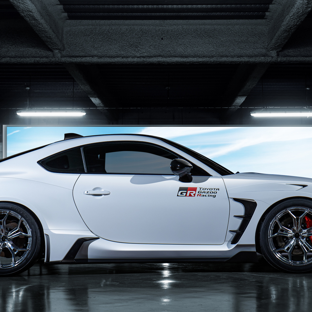 Белый автомобиль Toyota GR 86 GR Parts Concept 2021 года вид сбоку