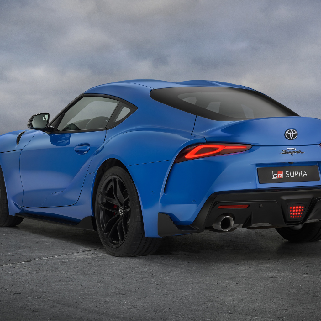 Автомобиль Toyota GR Supra. 2021 года вид сзади