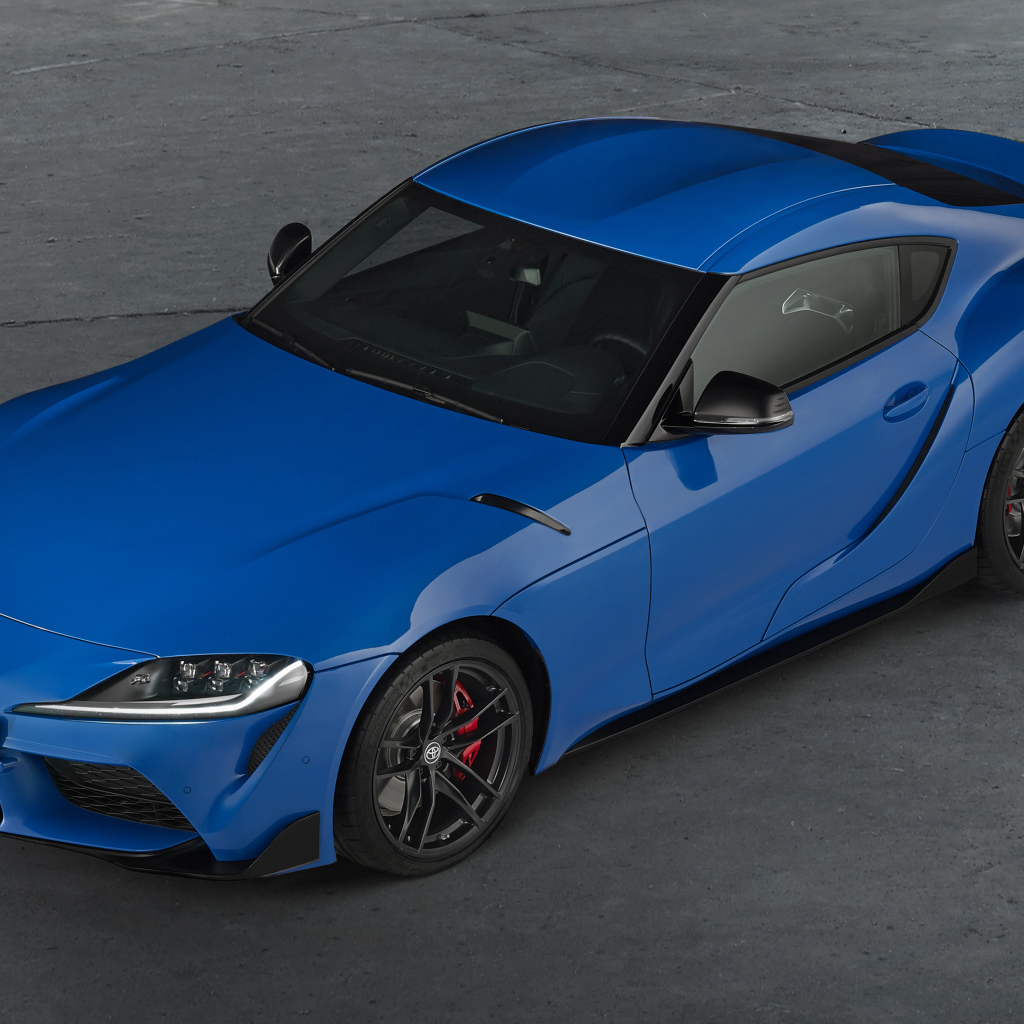 Синий автомобиль Toyota GR Supra, 2021 года вид сверху