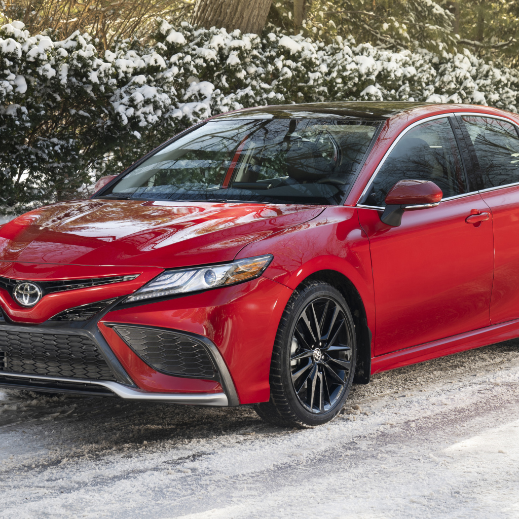 Красный автомобиль  Toyota Camry XSE AWD, 2021 года зимой