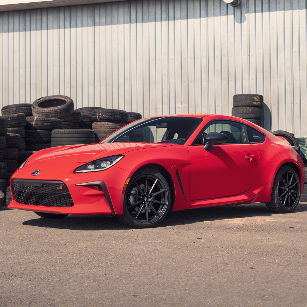 Красный автомобиль Toyota GR 86 Premium, 2022 года