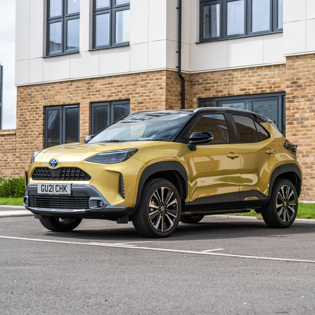 Внедорожник Toyota Yaris  у дома