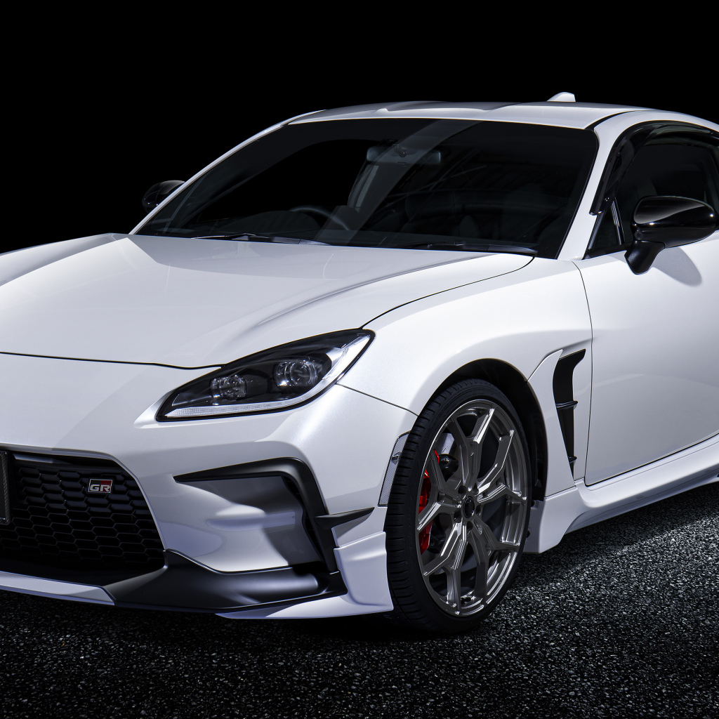 Белый автомобиль Toyota GR 86 GR With GR Parts 2021 года на черном фоне