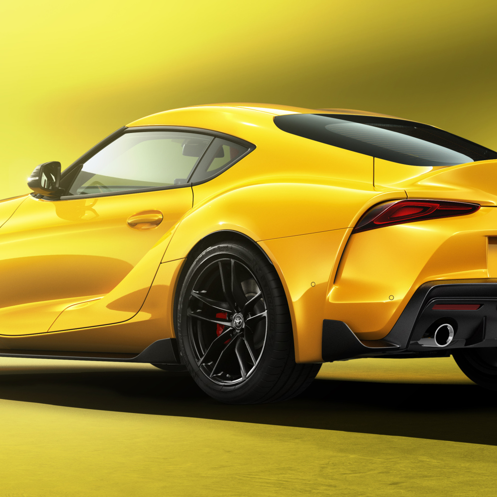Желтый автомобиль Toyota GR Supra SZ-R, 2022 года  на желтом фоне