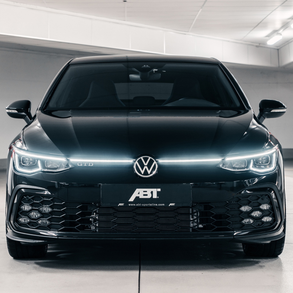 Черный автомобиль ABT Volkswagen Golf GTD 2021 года вид спереди