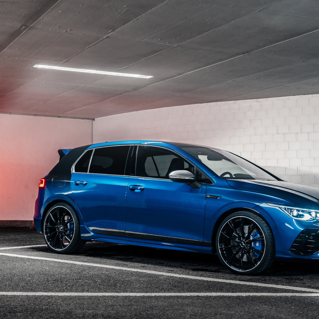 Синий автомобиль ABT Volkswagen Golf R 2021 года на парковке