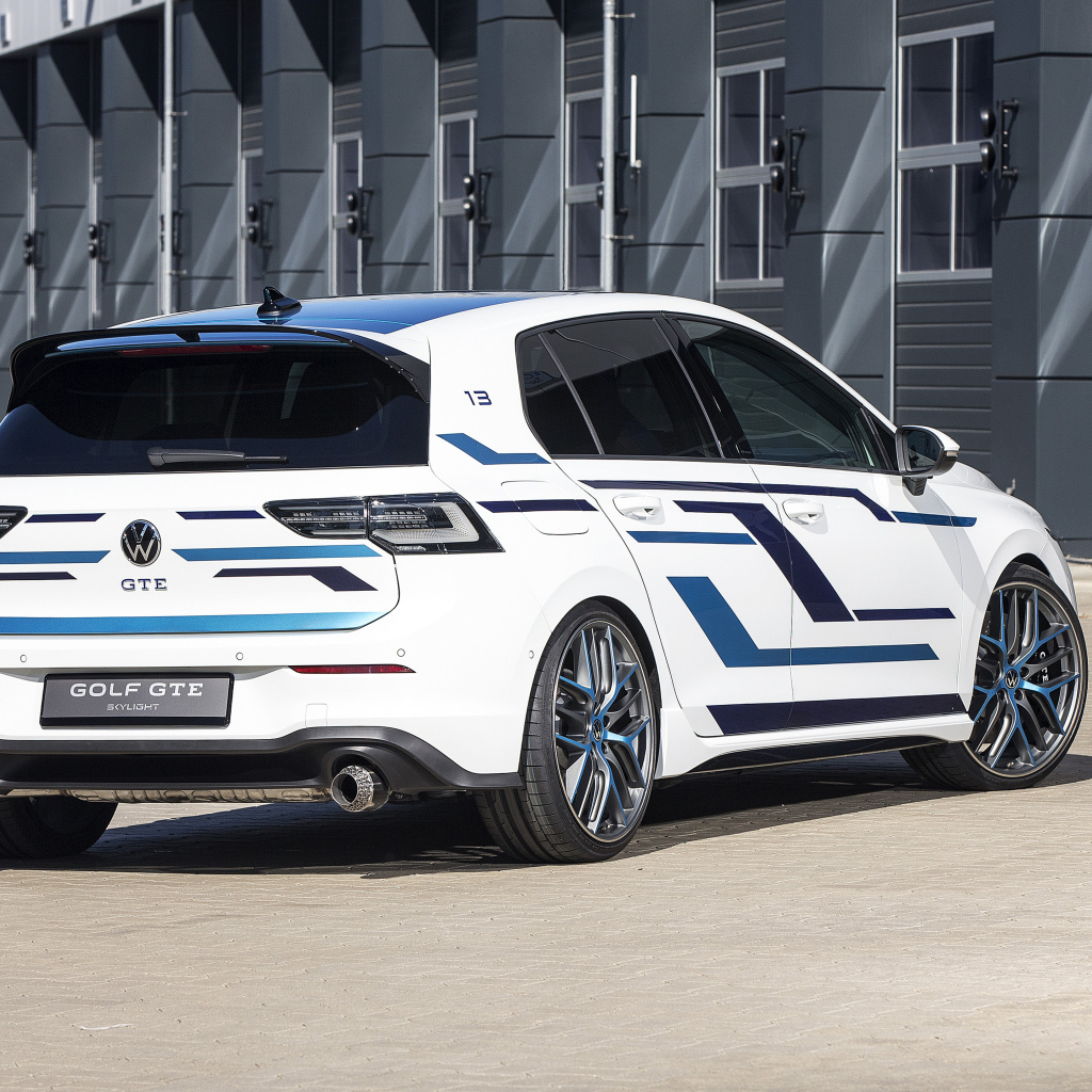 Автомобиль Volkswagen Golf GTE Skylight 2021  года вид сзади