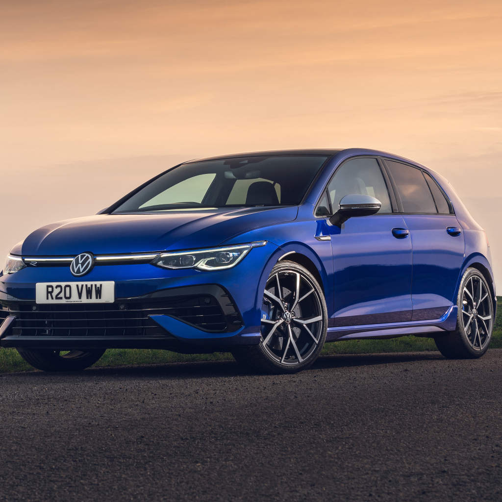 Синий автомобиль Volkswagen Golf R 2021 года