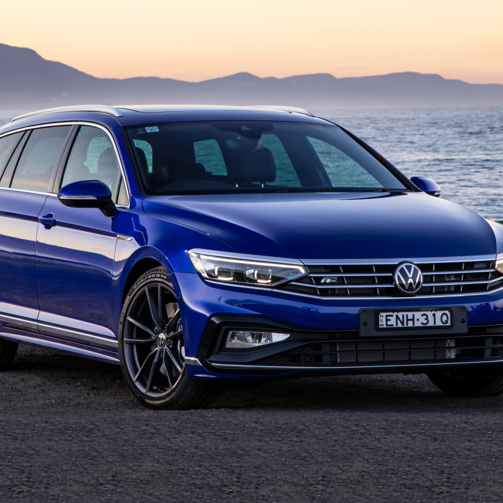 Синий автомобиль Volkswagen Passat R-Line Variant 2021 года у воды
