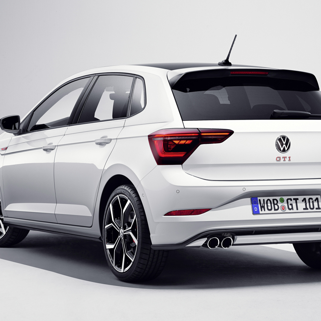 Белый автомобиль Volkswagen Polo GTI 2021 года вид сзади
