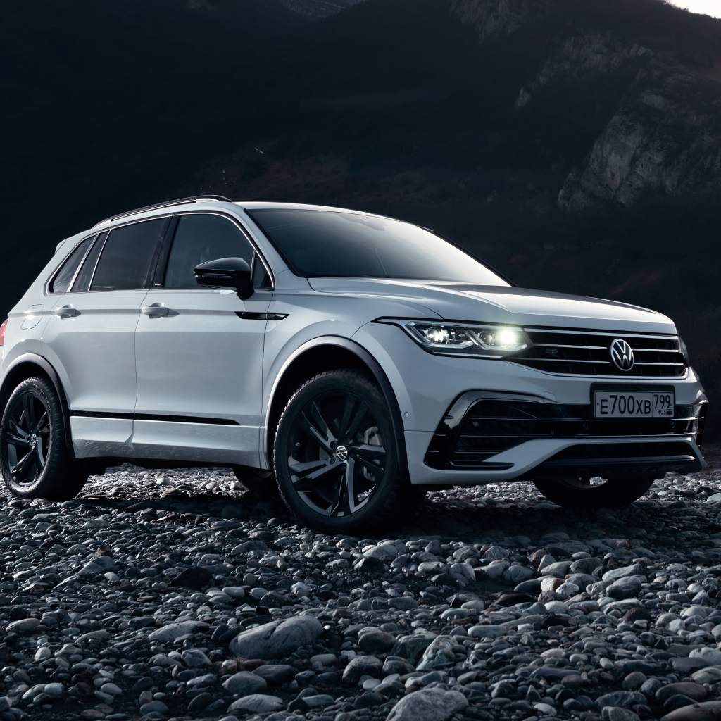 Внедорожник Volkswagen Tiguan 4MOTION R-Line 2021 года в горах