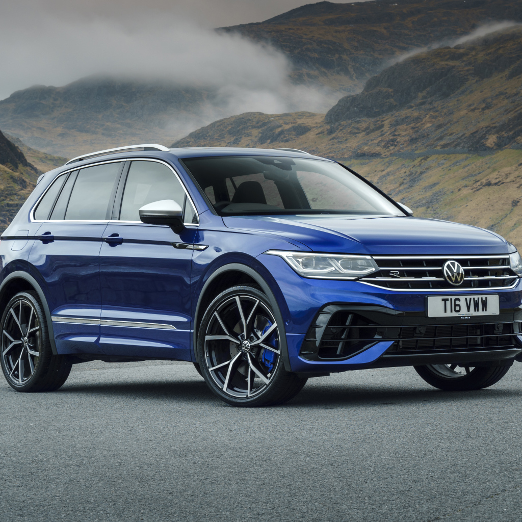 Синий кроссовер Volkswagen Tiguan R 2021 года на фоне гор