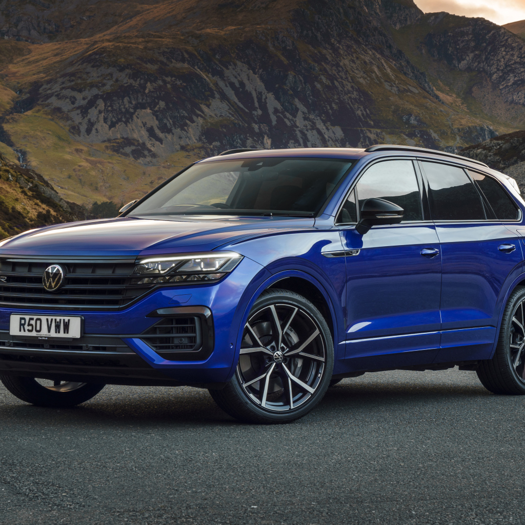 Внедорожник Volkswagen Touareg R E Hybrid 2021 года у гор