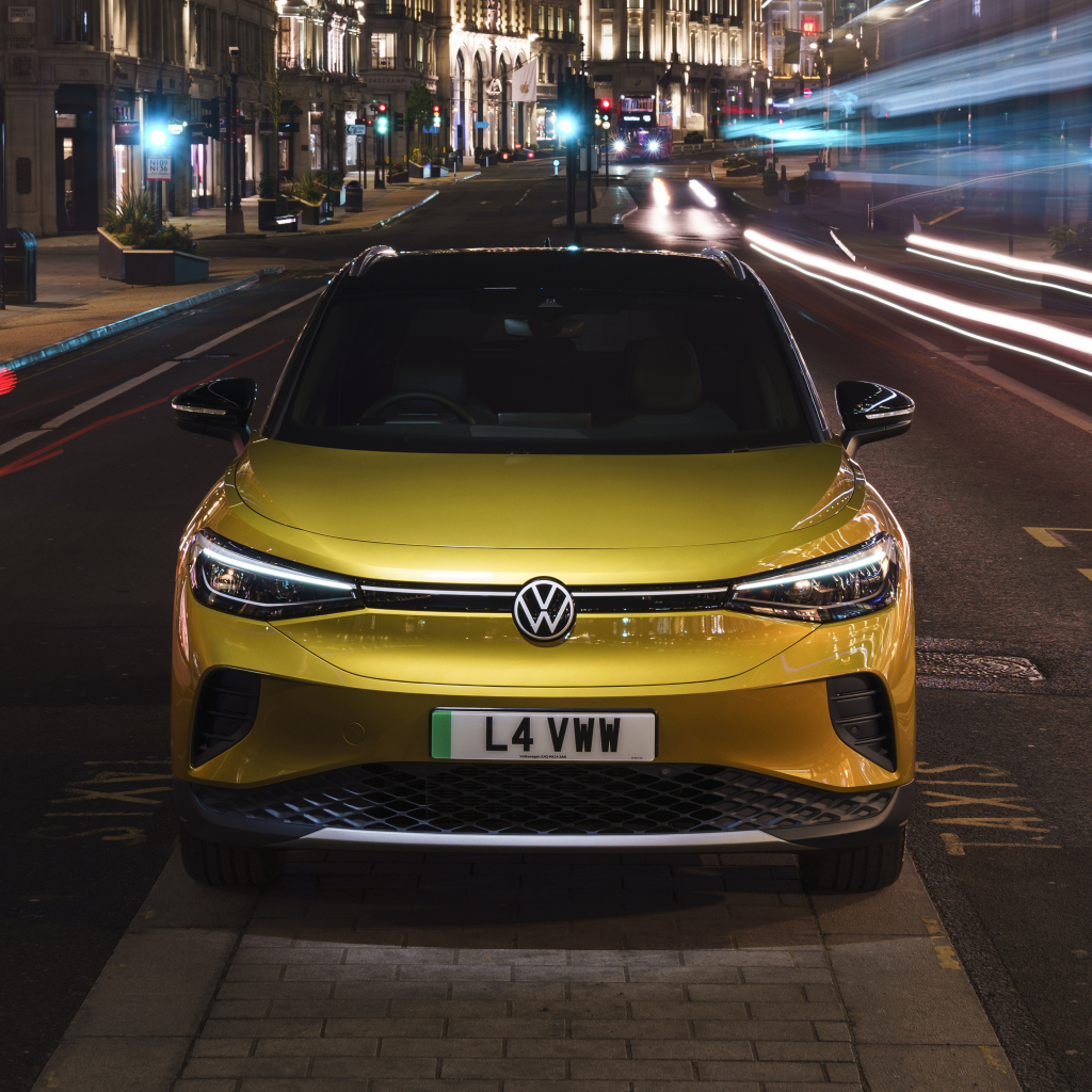 Золотистый автомобиль Volkswagen ID.4 1st 2021 года в городе