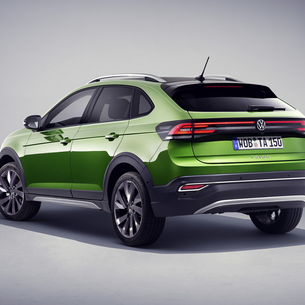 Зеленый Volkswagen Taigun 2021 года вид сзади