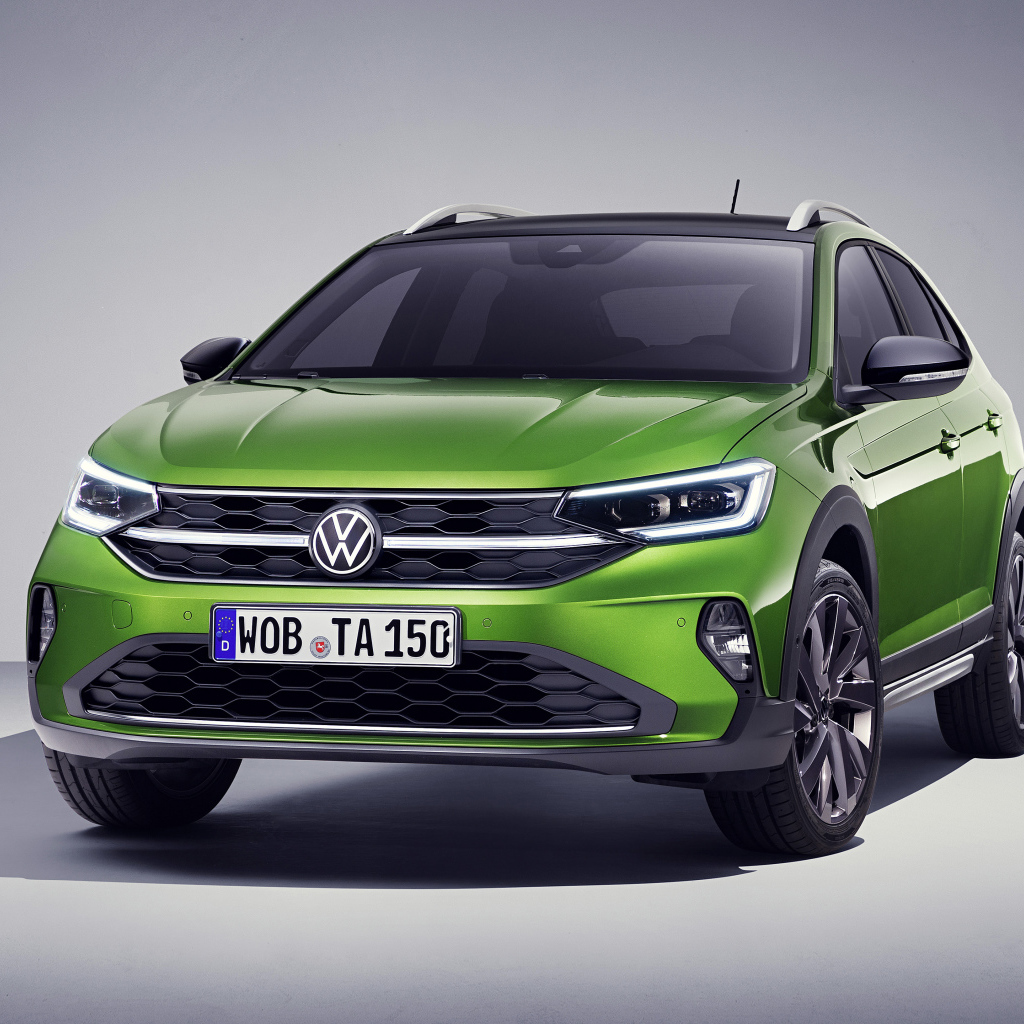 Зеленый стильный Volkswagen Taigo 2021 года на сером фоне