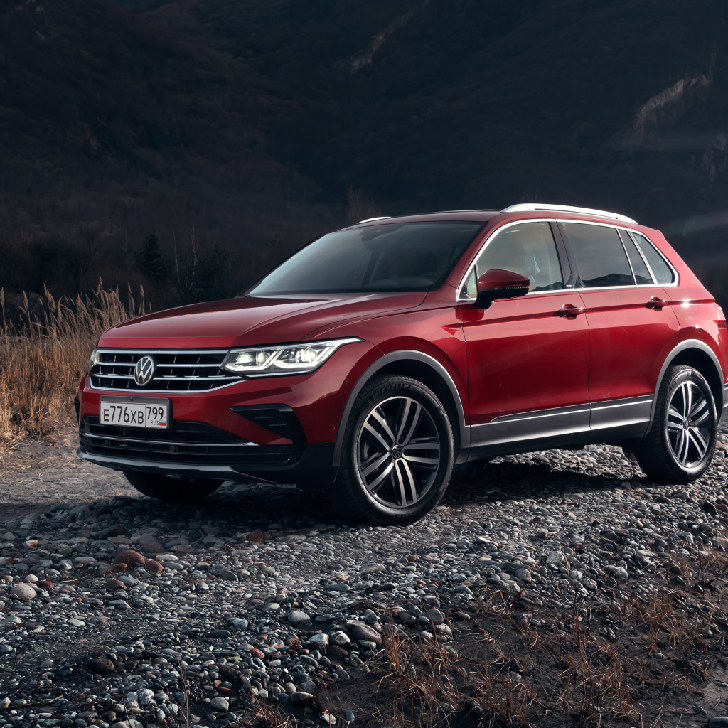 Красный внедорожник Volkswagen Tiguan 4MOTION 2021 года в горах