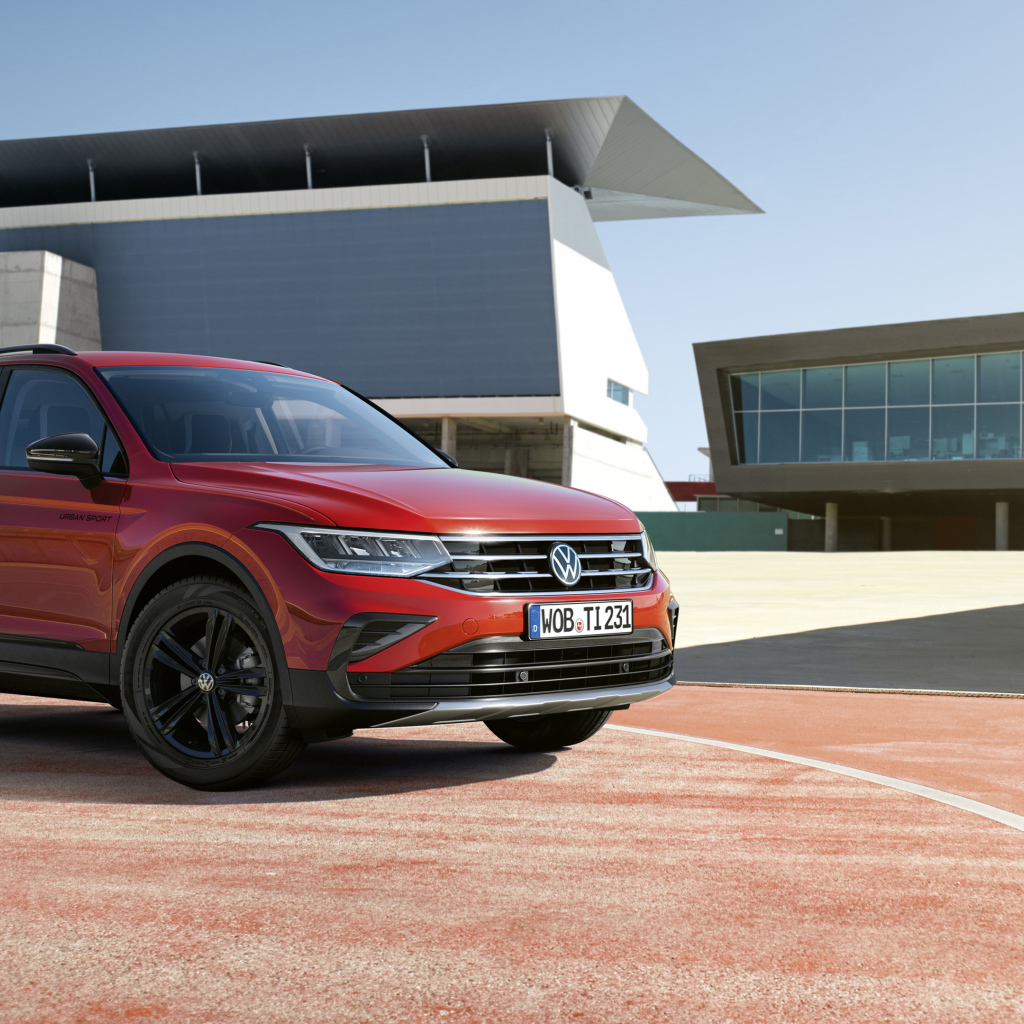 Красный внедорожник Volkswagen Tiguan Urban Sport 2021 года
