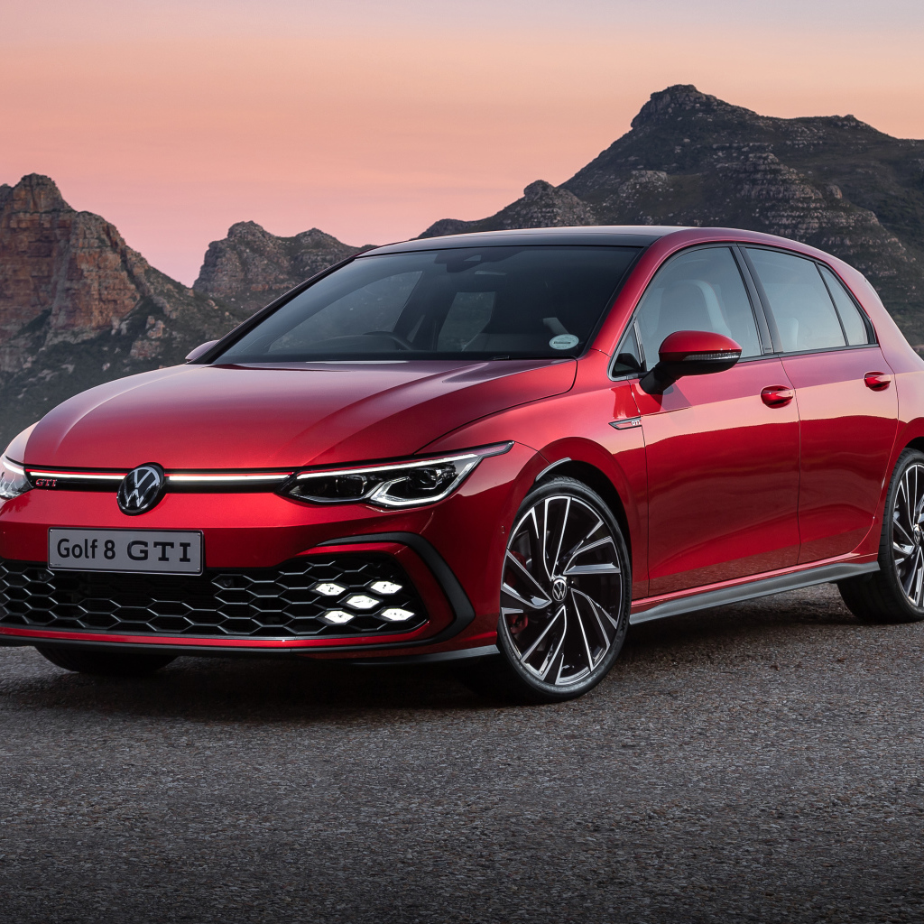 Красный Volkswagen Golf GTI 2021 года на фоне гор