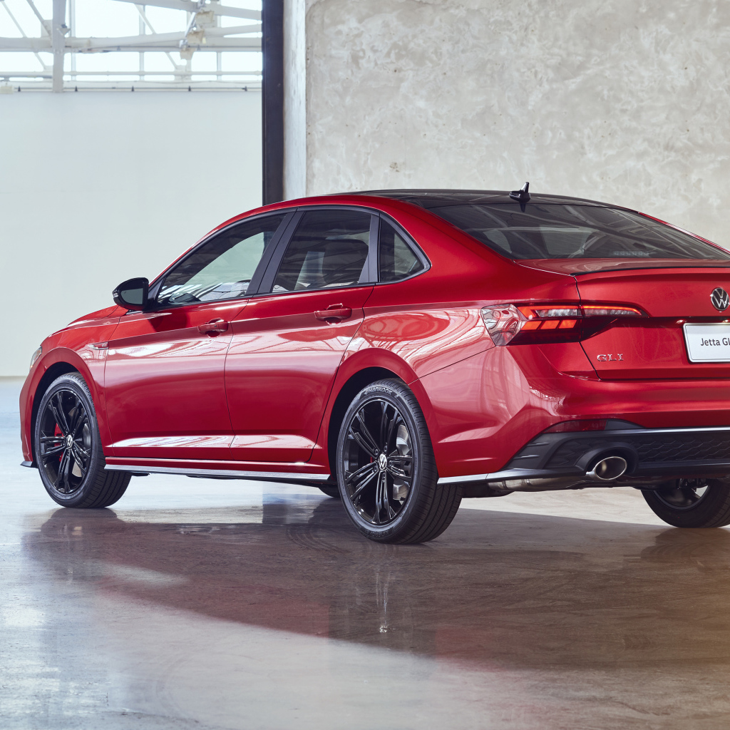 Красный автомобиль Volkswagen Jetta GLI, 2022 года вид сзади