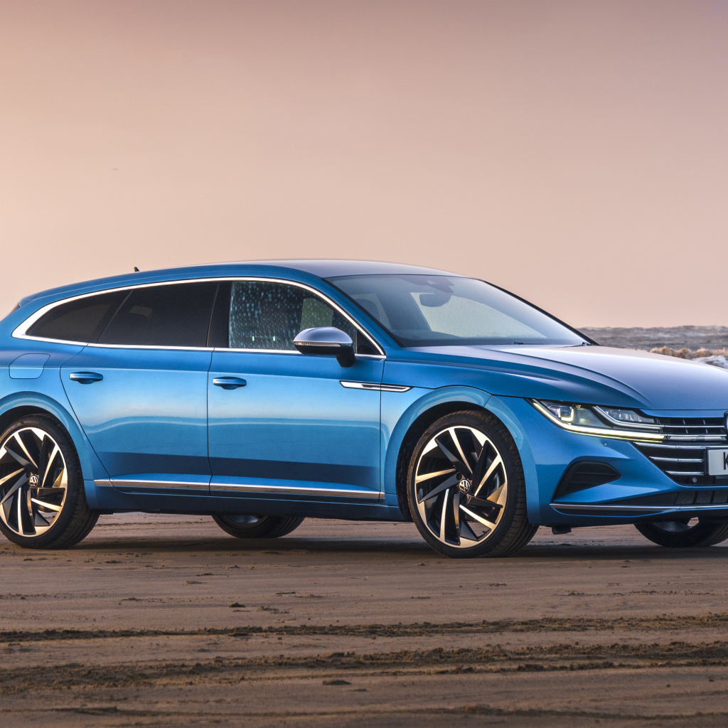 Автомобиль Volkswagen Arteon Shooting Brake Elegance  на фоне моря