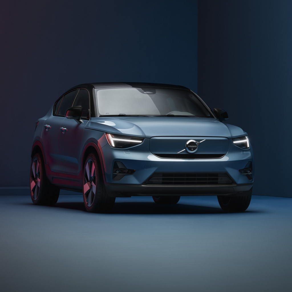 Автомобиль Volvo C40 Recharge 2021 года на синем фоне