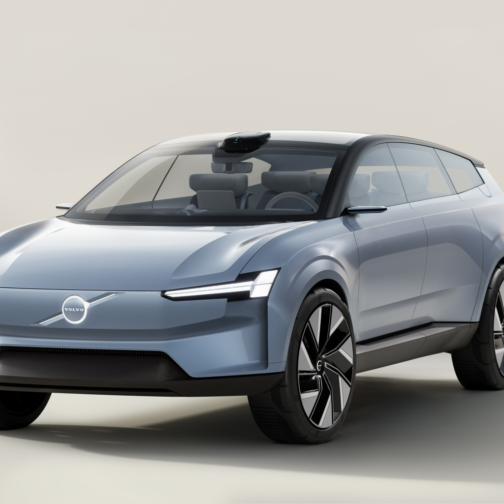 Серебристый автомобиль Volvo Concept Recharge 2021 года