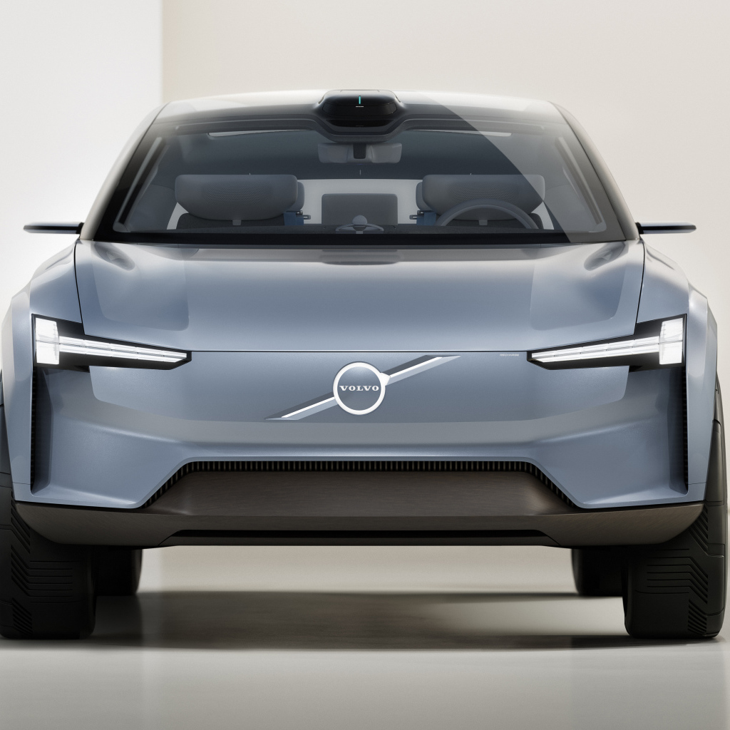 Автомобиль Volvo Concept Recharge 2021 года вид спереди
