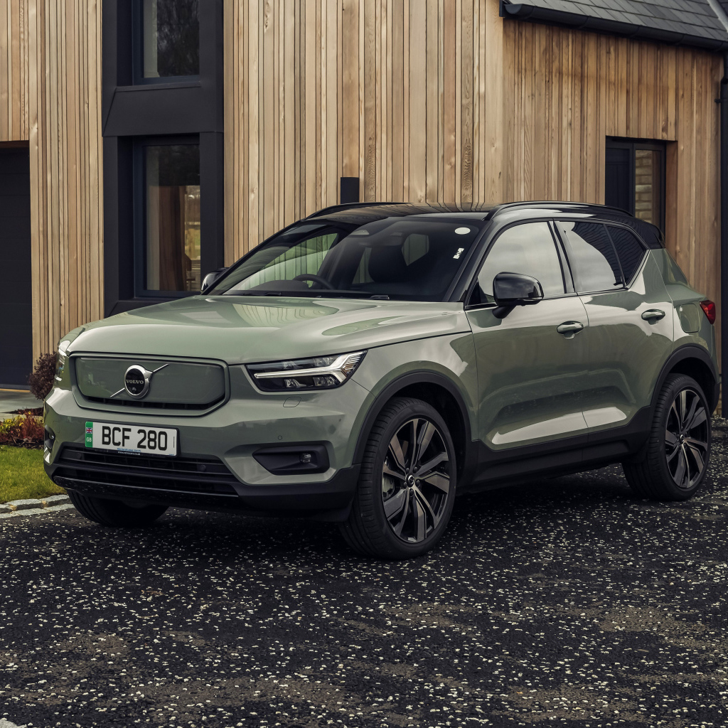 Внедорожник Volvo XC40 Recharge P8 AWD 2021 года у дома