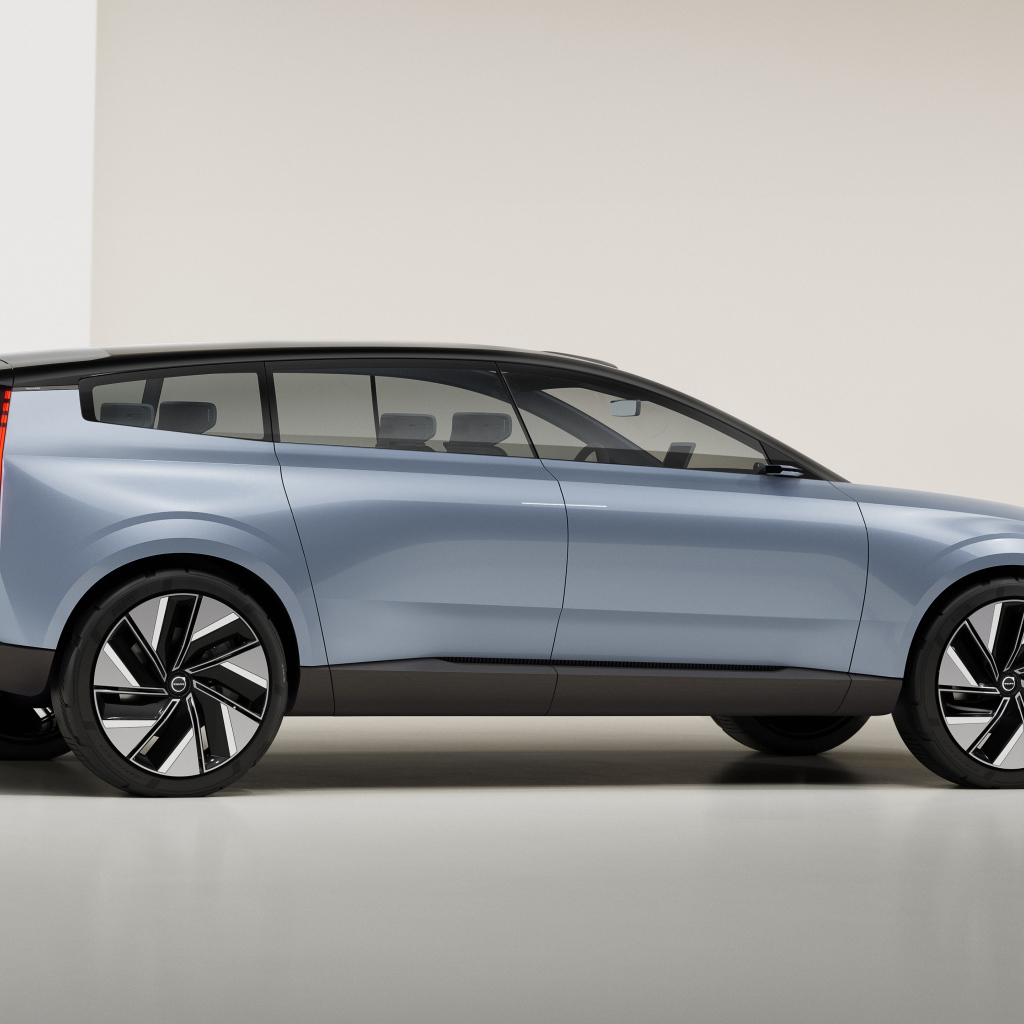 Серебристый Volvo Concept Recharge 2021 года вид сзади