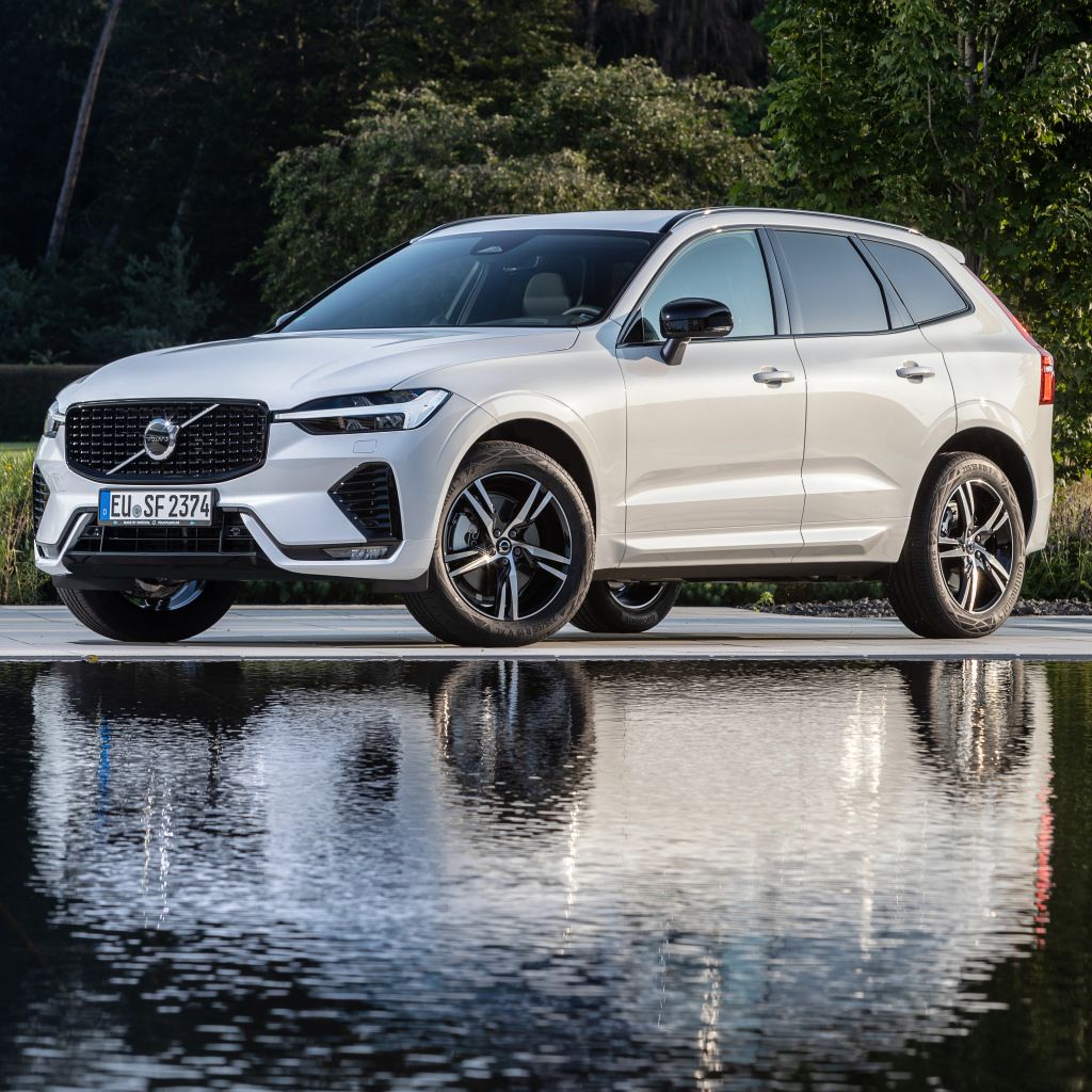 Белый автомобиль Volvo XC60 у воды 