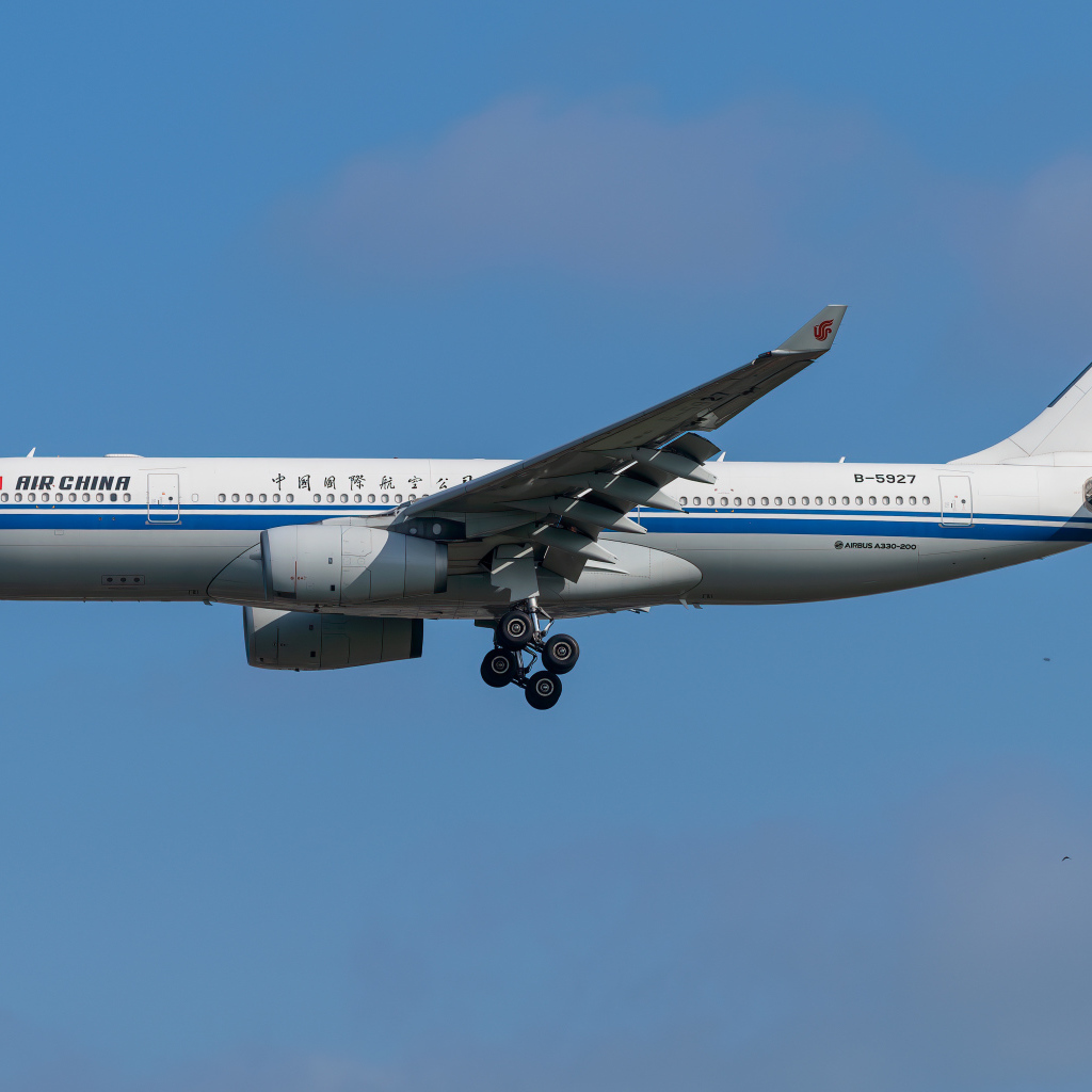 Пассажирский самолет A330-200 авиакомпании  Air China в небе